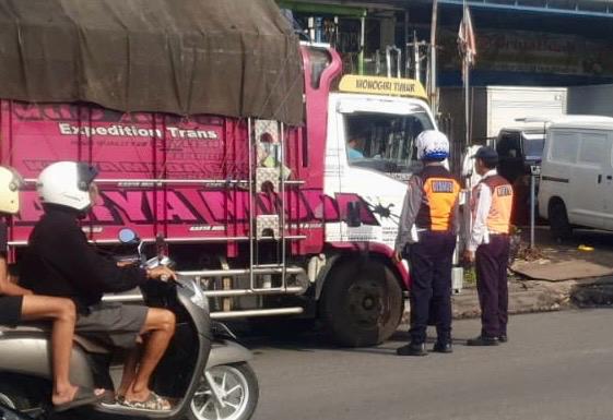 Dishub Denpasar Tertibkan Truk Parkir Sembangan di Jalan Cargo