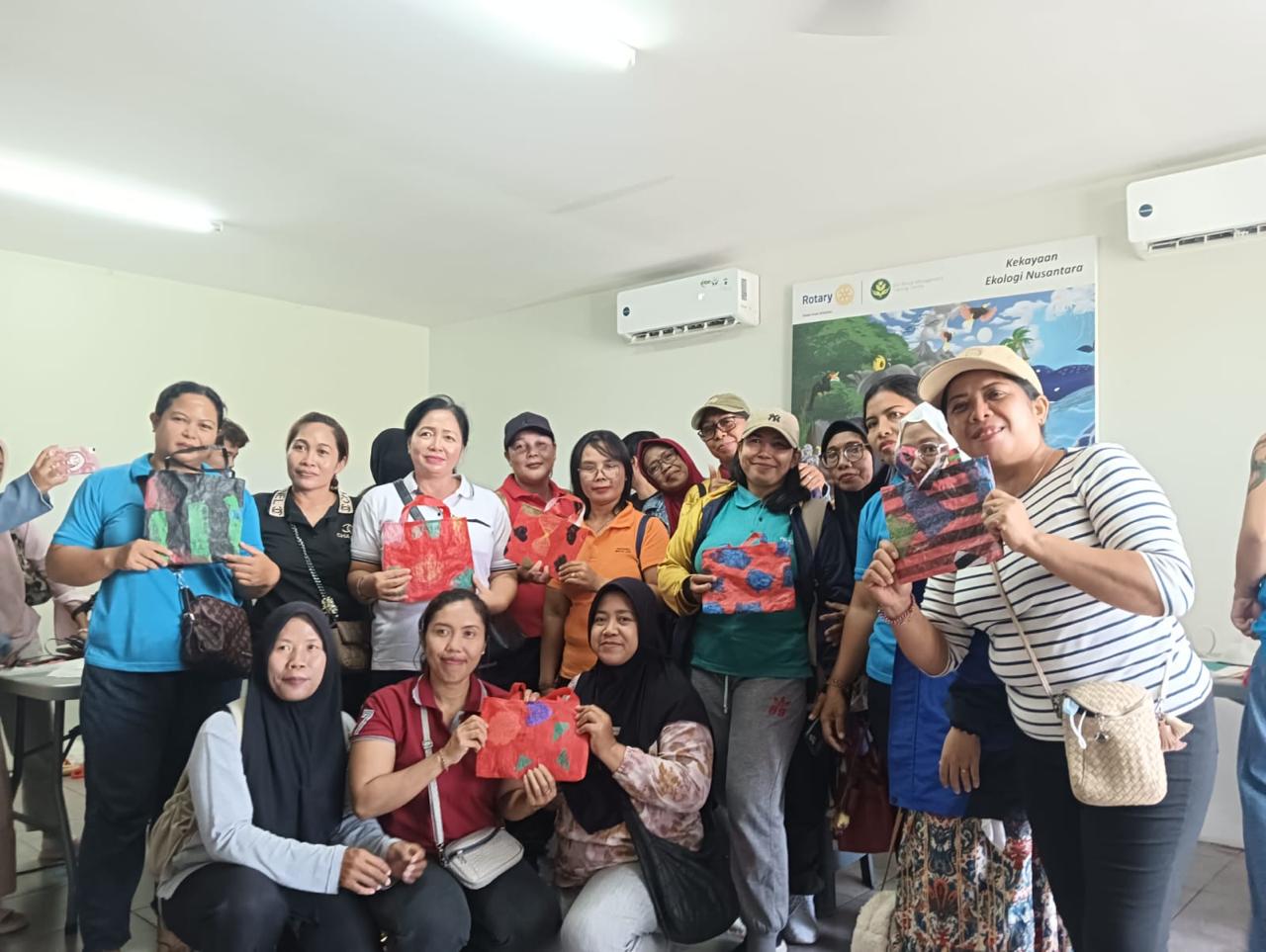 PKK se-Desa Pemogan Ikuti Workshop Upcycle Limbah Plastik