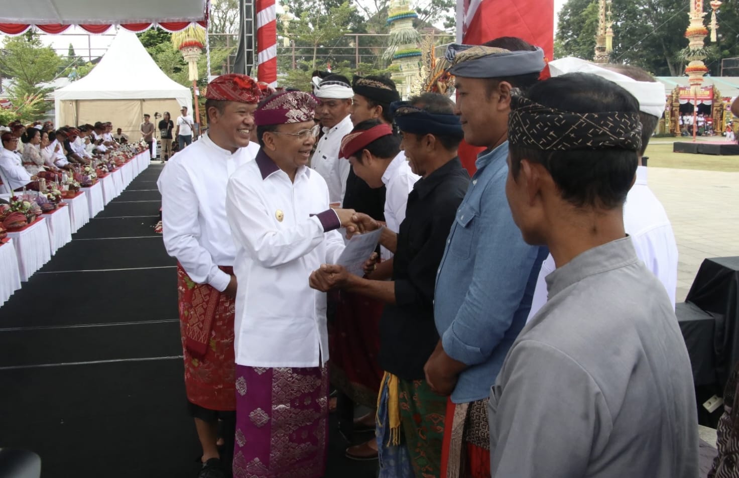 Gubernur Koster Serahkan Bantuan Rp 336 Juta Kepada Korban Bencana di Bangli