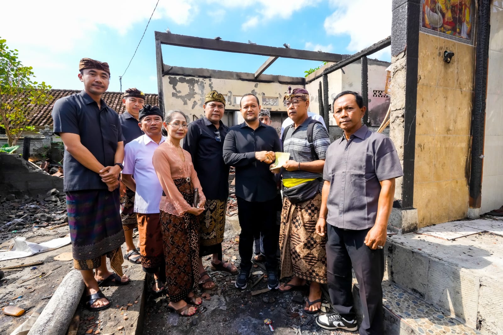Wabup Bagus Alit Sucipta Serahkan Bantuan Sosial Bencana Kebakaran di Kapal