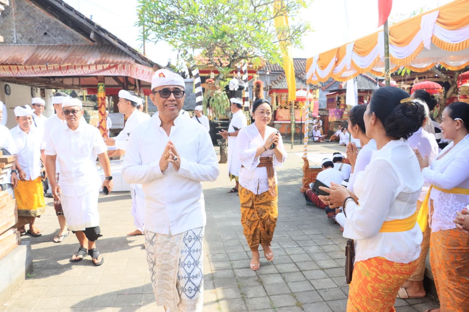 Walikota Jaya Negara Hadiri Pujawali di Pura Desa Adat Oongan