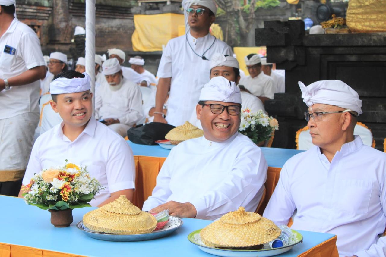 Sekda Alit Wiradana Hadiri Karya Ngeratep, dan Malaspas dan Nyuciang Ida Bhatara Sesuhunan di Pura Kembar Sanur