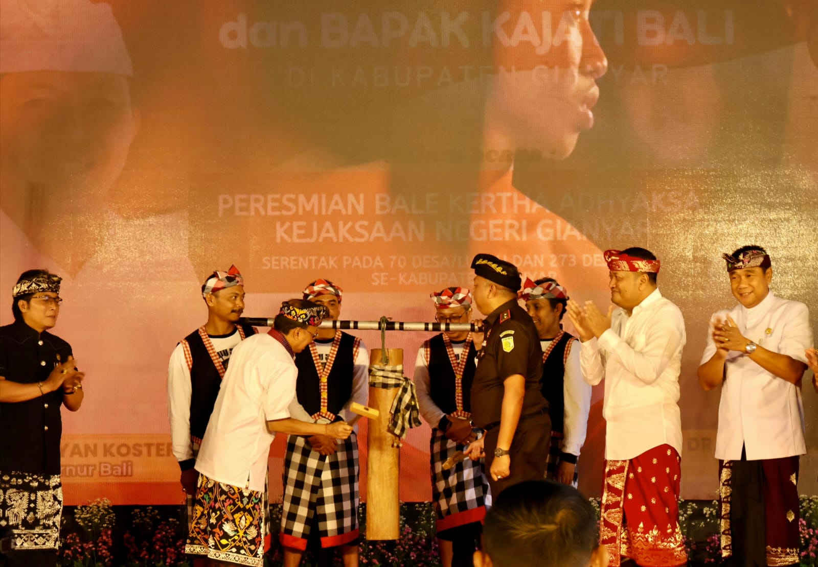 Resmikan Bale Kertha Adhyaksa Gianyar, Gubernur Koster Dorong Selesaikan Permasalahan di Tataran Desa Adat