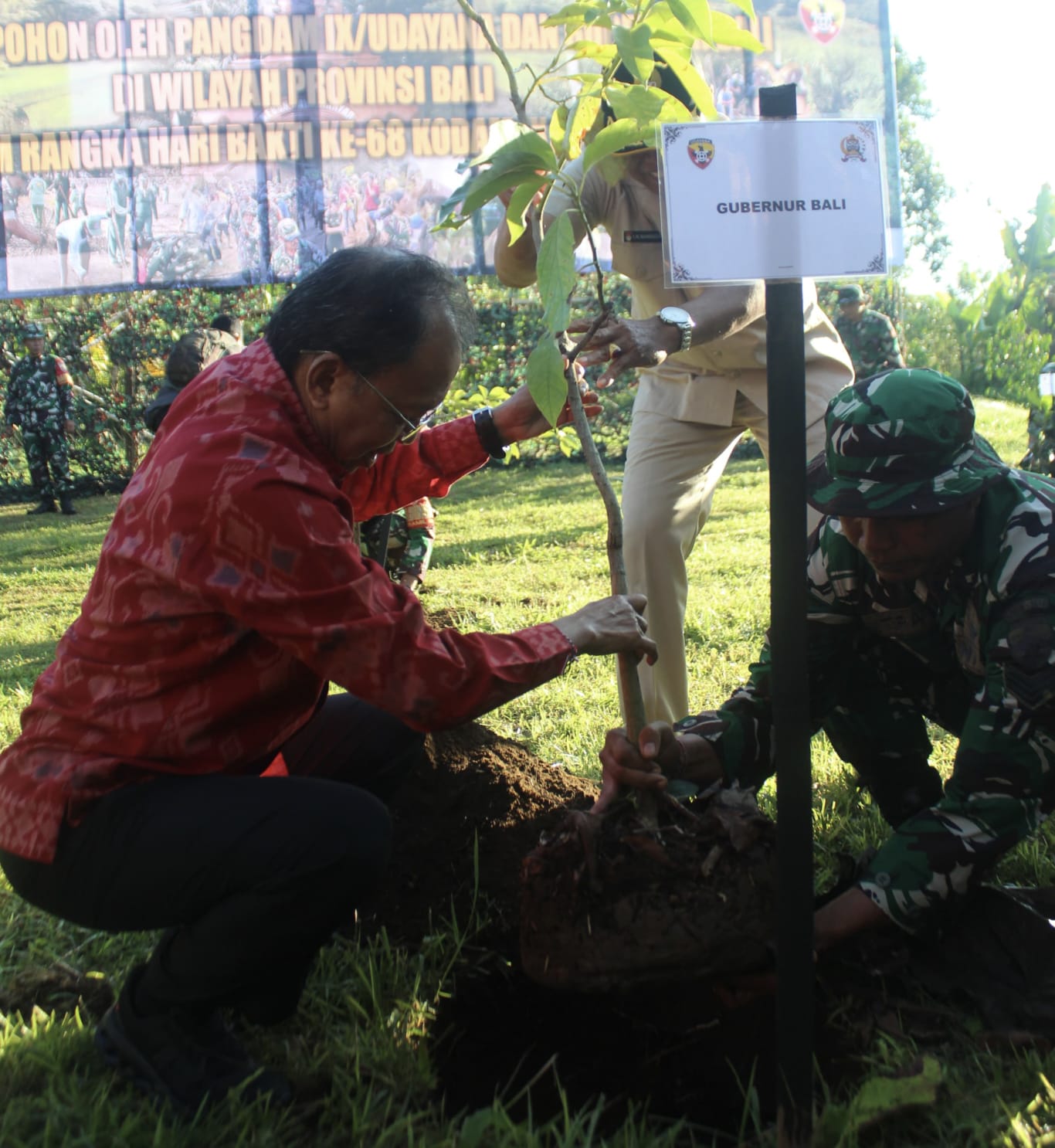 Tanam 19.000 Bibit Pohon Bersama Kodam IX Udayana Serentak di Bali, Gubernur Koster: Menanam Harapan untuk Anak Cucu