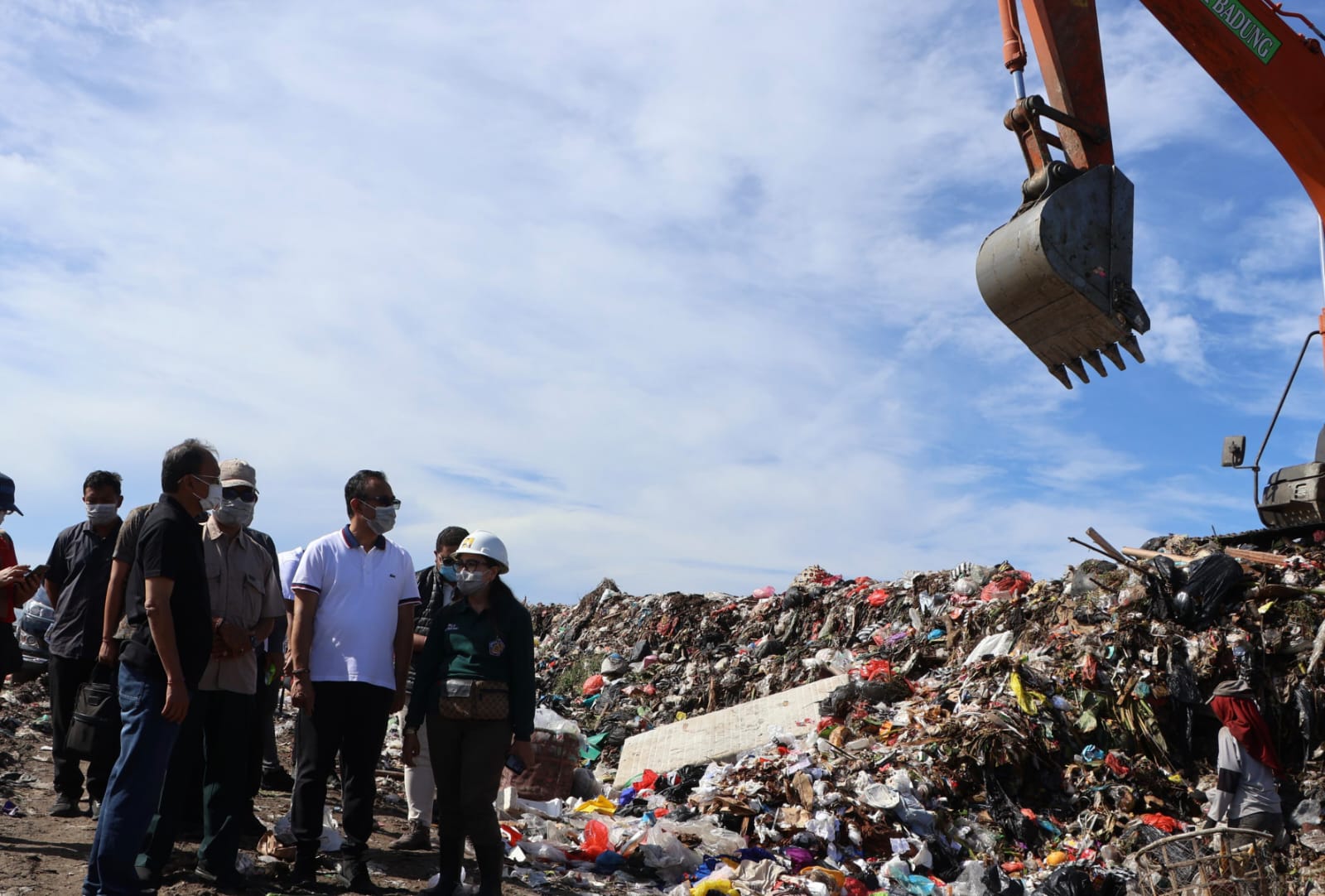 Tinjau Gunung Sampah TPA Suwung, Gubernur Koster Serap Persoalan Urgentdan Segera Lapor Menteri LHK