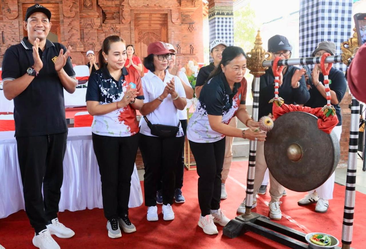 Meriah HUT Ke-34 LPD Kesiman, Ketua TP PKK Antari Jaya Negara Buka Lomba Senam SICITA