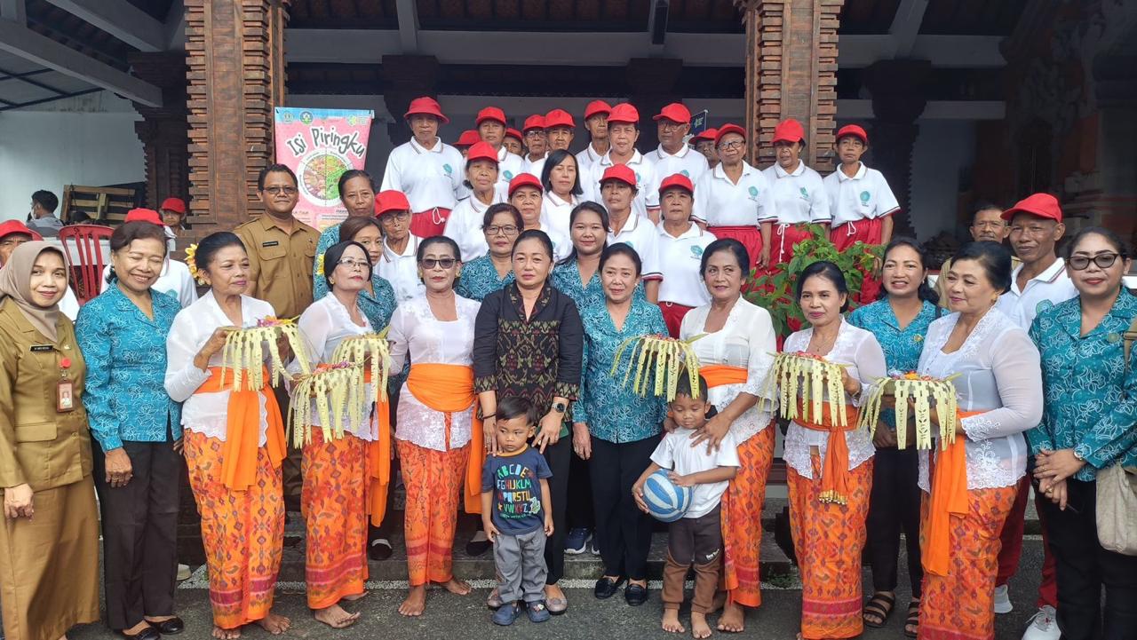 Ny. Antari Jaya negara Tutup Posyandu Paripurna di Kelurahan Penatih dan Peguyangan