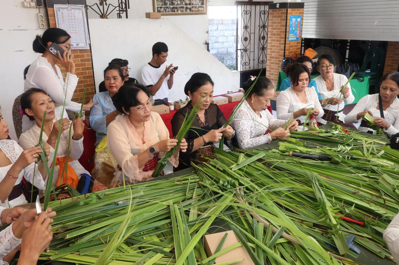 WHDI Kota Denpasar Gelar Pelatihan Kecakapan Hidup Diikuti Wanita Hindu Banjar Pelita Sari, Kelurahan Dauh Puri