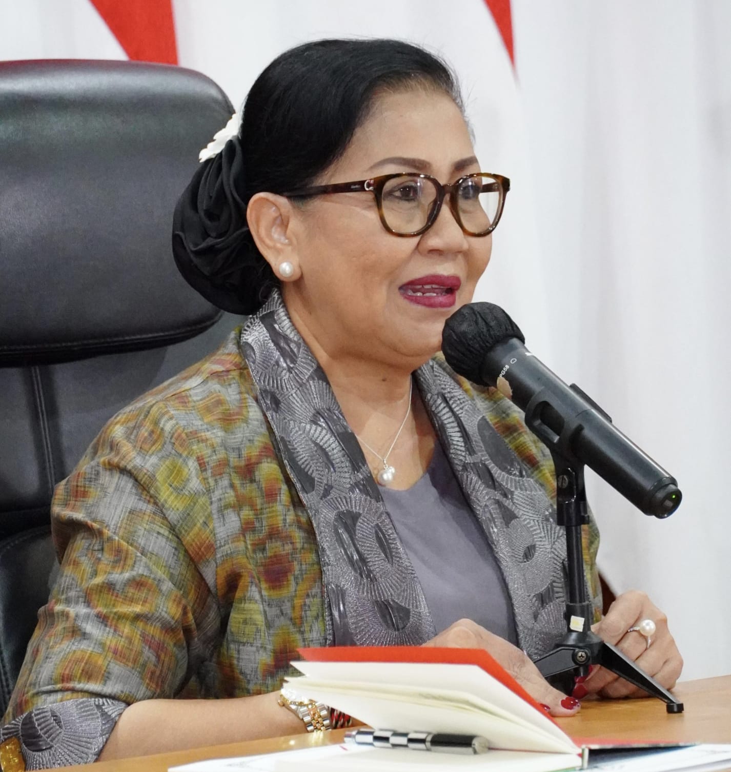 Duta PSBS Padas Ny. Putri Koster Minta Pola Angkut Sampah Dihentikan