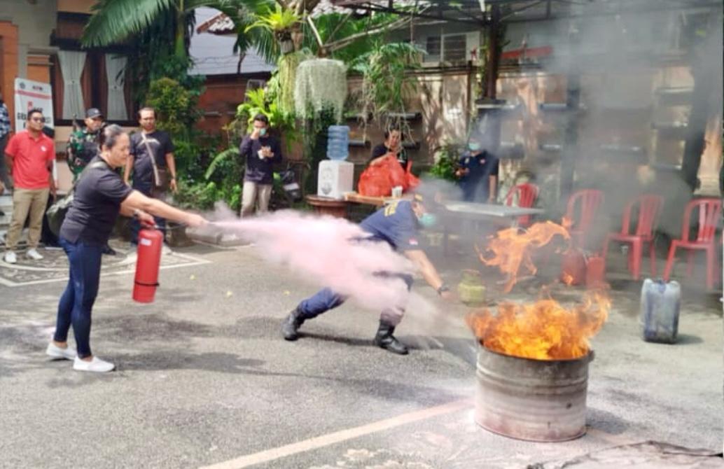 Tingkatkan Kesiapsiagaan Warga, Kelurahan Dangin Puri Gelar Pelatihan Pemadaman Api