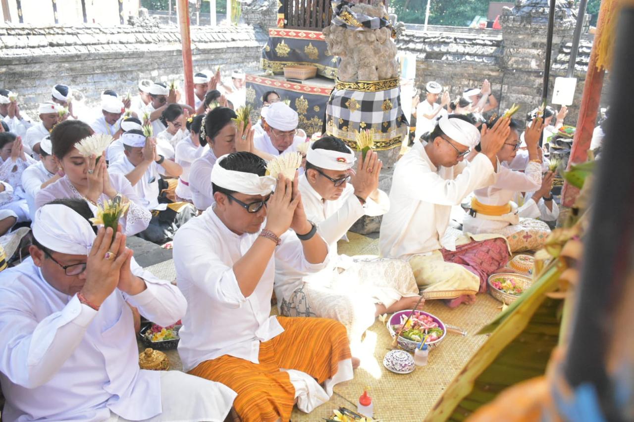 Walikota Jaya Negara Ngaturang Bhakti Pujawali di Pura Dalem Sakenan Serangan