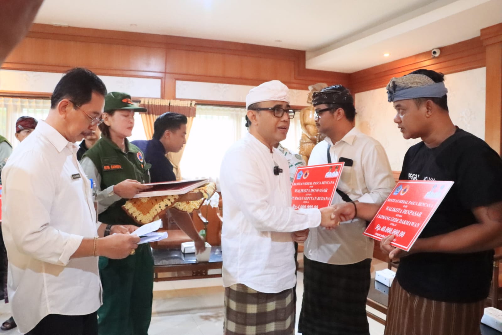 Ringankan Beban dan Beri Manfaat, Walikota Jaya Negara Serahkan Bantuan Pasca Bencana