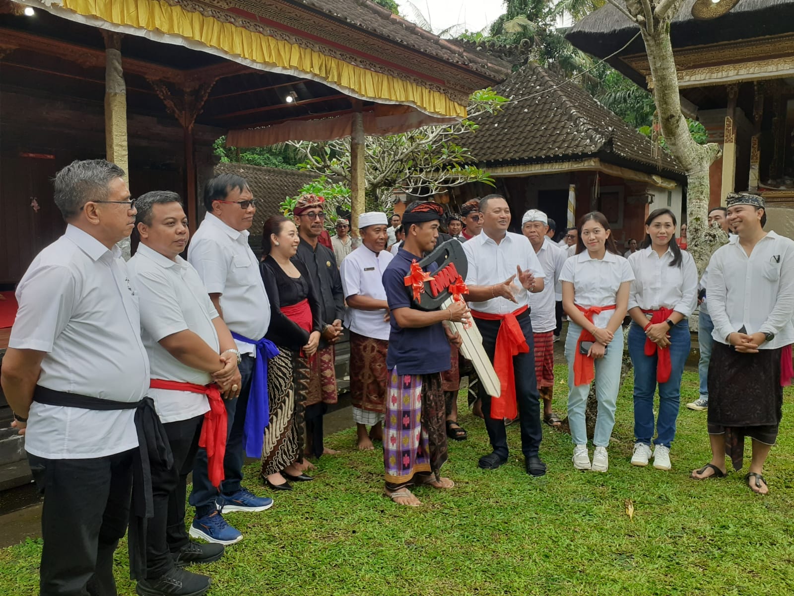 Bupati Mahayastra Serahkan Bantuan Dua Unit Truk Kepada Banjar Katik Lantang-Lebong dan Banjar. Sayan Kutuh  