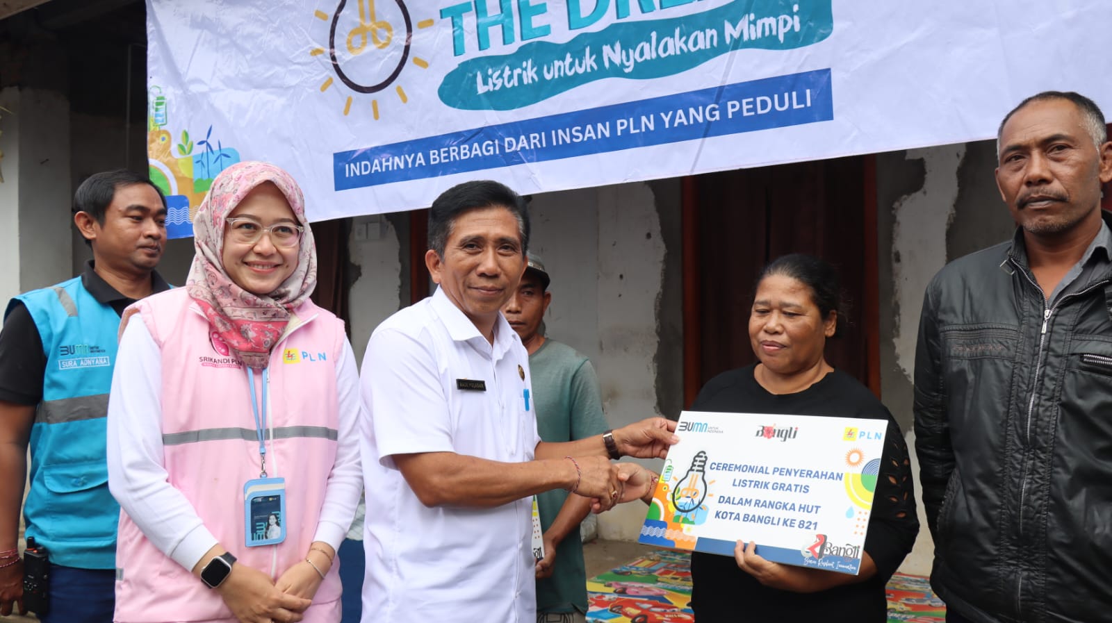PLN Bantu Tiga Warga Bangli Kurng mampu Listrik Gratis