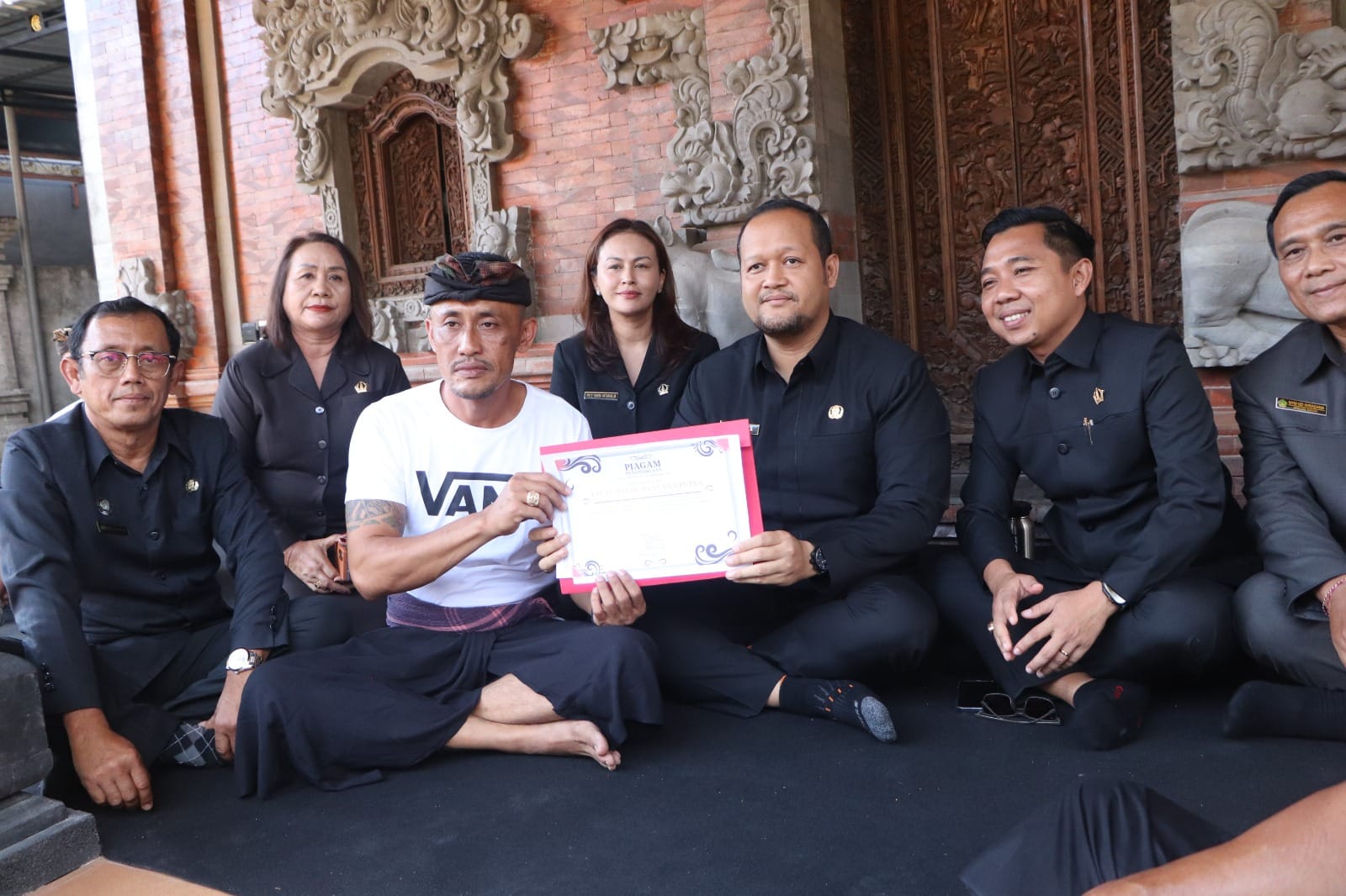 Ringankan Beban Masyarakat, Wabup Alit Sucipta Serahkan Penghargaan Tertib Administrasi Pengurusan Akte Kematian
