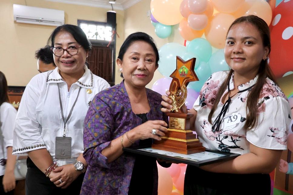 Ny. I.A Widnyani Wiradana Serahkan Penghargaan Juara Lomba Balita Sehat di Desa Dangin Puri Kelod