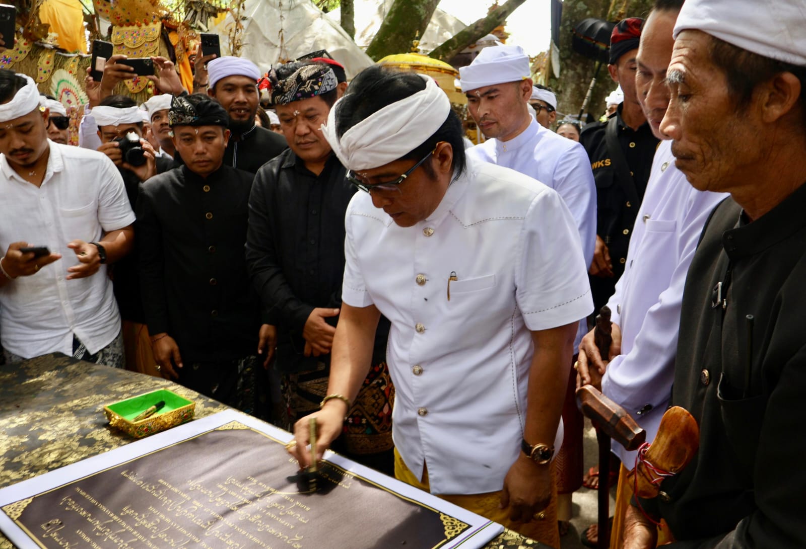 Wagub Giri Prasta Apresiasi Kawitan Warga Kayuselem Gotong Royong Sukseskan Upacara Padudusan Agung