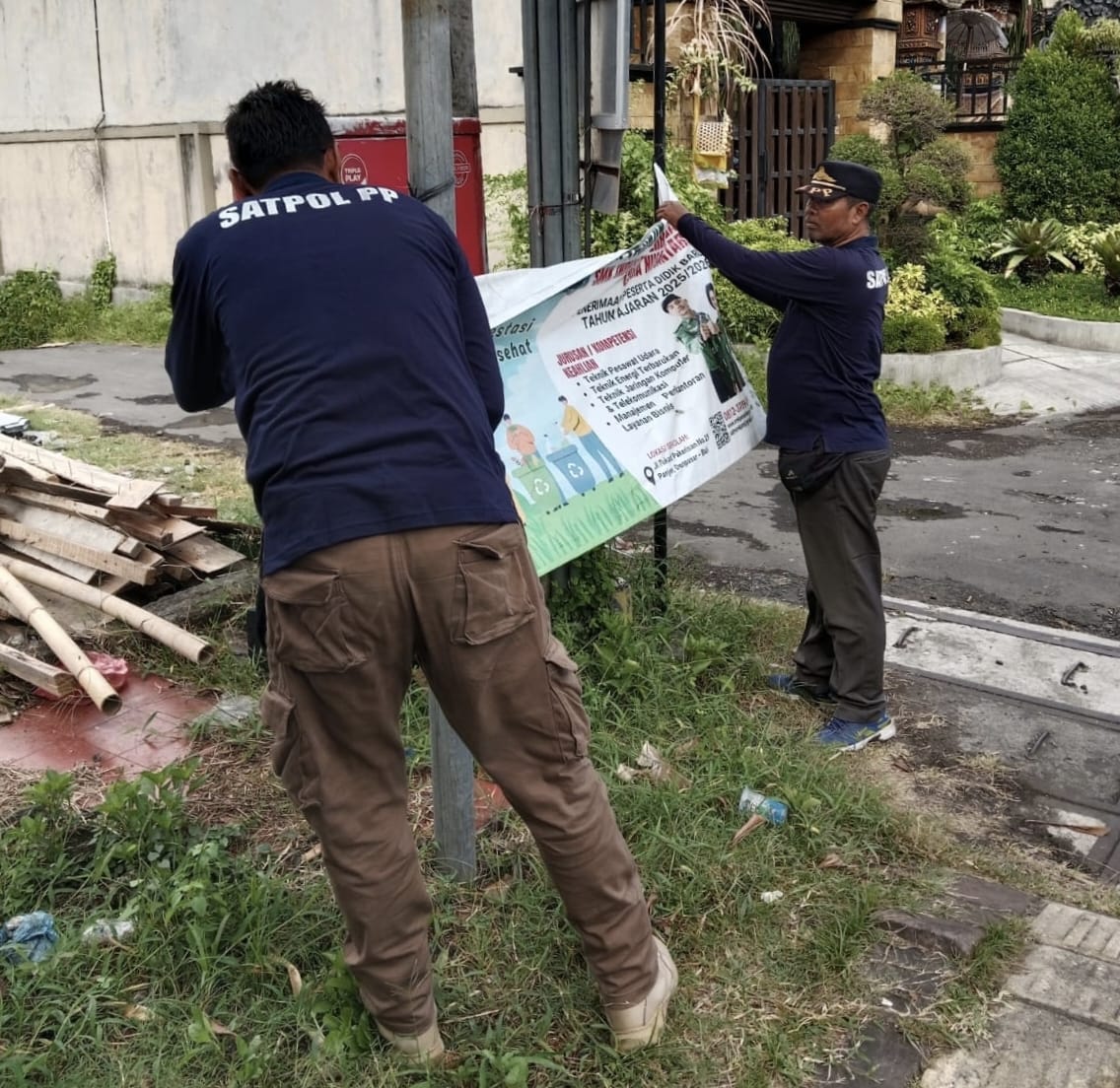 Satpol PP Denpasar Tertibkan Baliho dan Spanduk Dipasang pada Fasilitas Umum