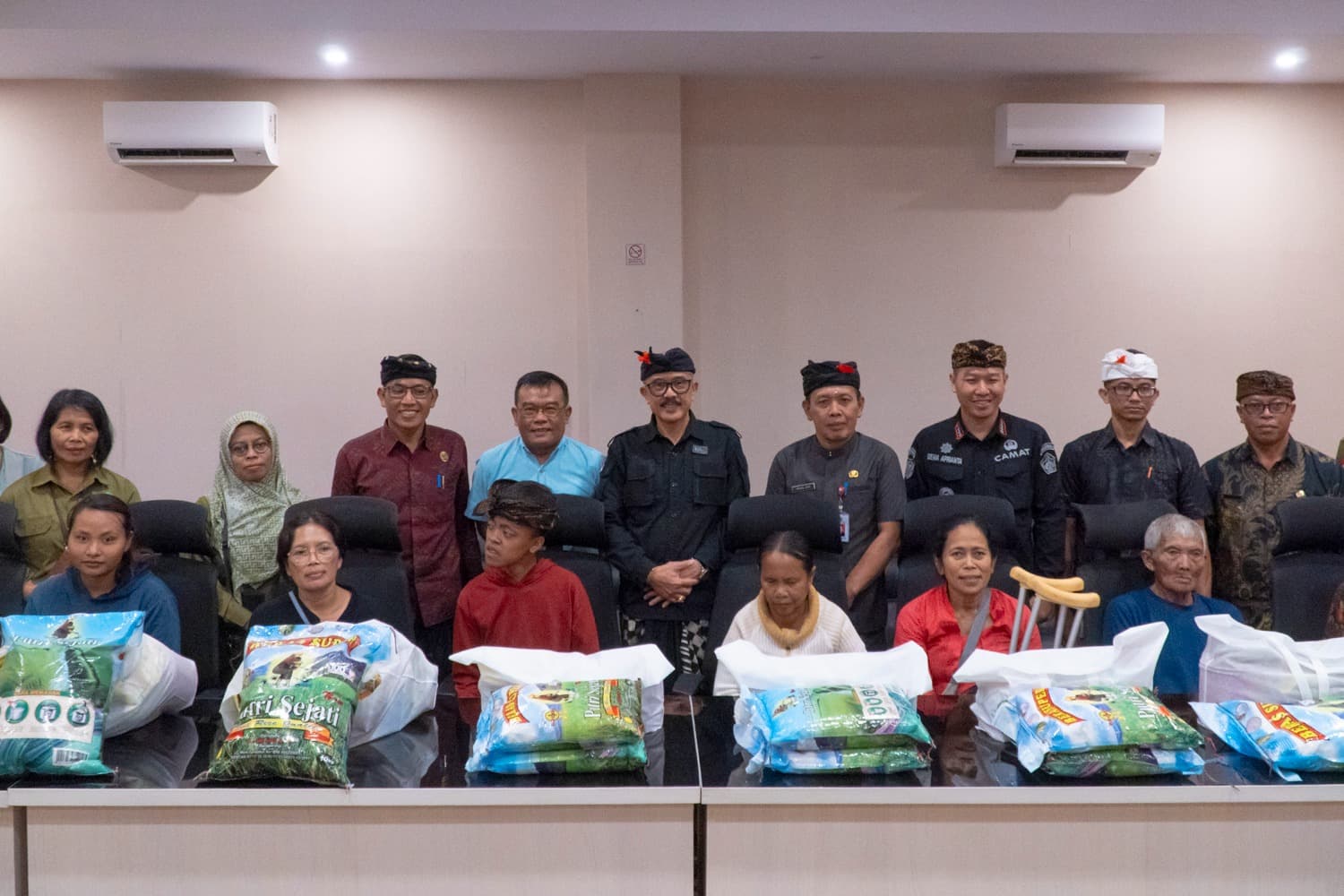 Pemkab Bangli Serahkan Bantuan Atensi Kepada Masyarakat Rentan