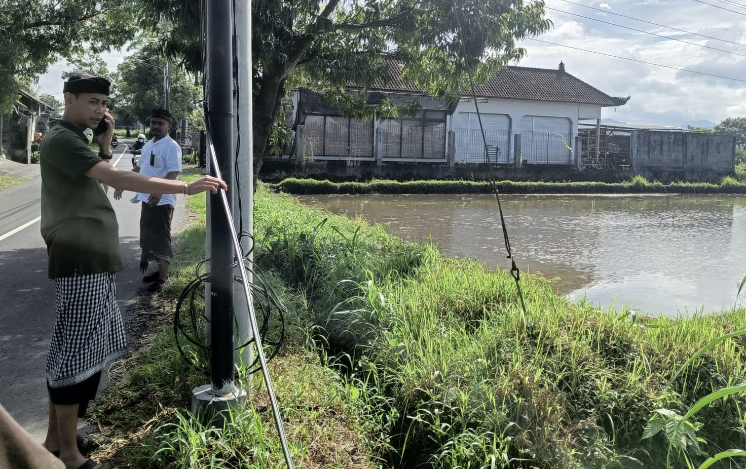 Wabup Tjok Surya Atensi Kabel Jaringan Membahayakan di Jl. Raya Takmung
