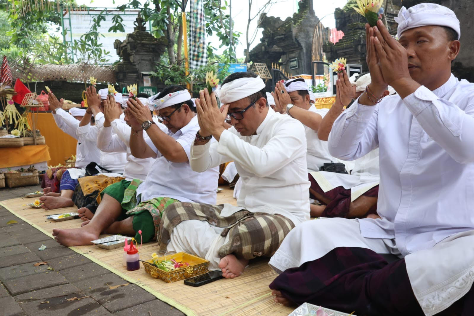 Walikota Jaya Negara Ngaturang Bhakti Pujawali di Pura Swagina Taman Sari