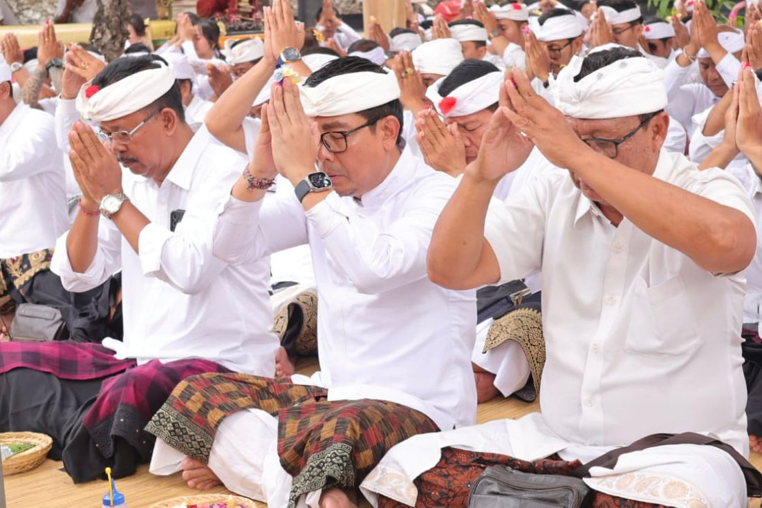 Wawali Arya Wibawa Hadiri Karya Pujawali Mapadudus Alit dan Macaru di Pura Dalem Batan Kendal
