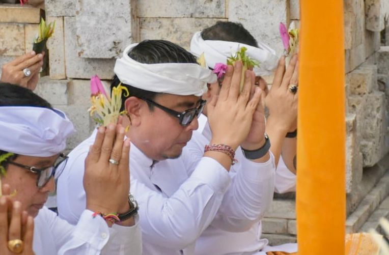 Pemkot Denpasar Ngaturang Bhakti Pujawali di Pura Luhur Uluwatu