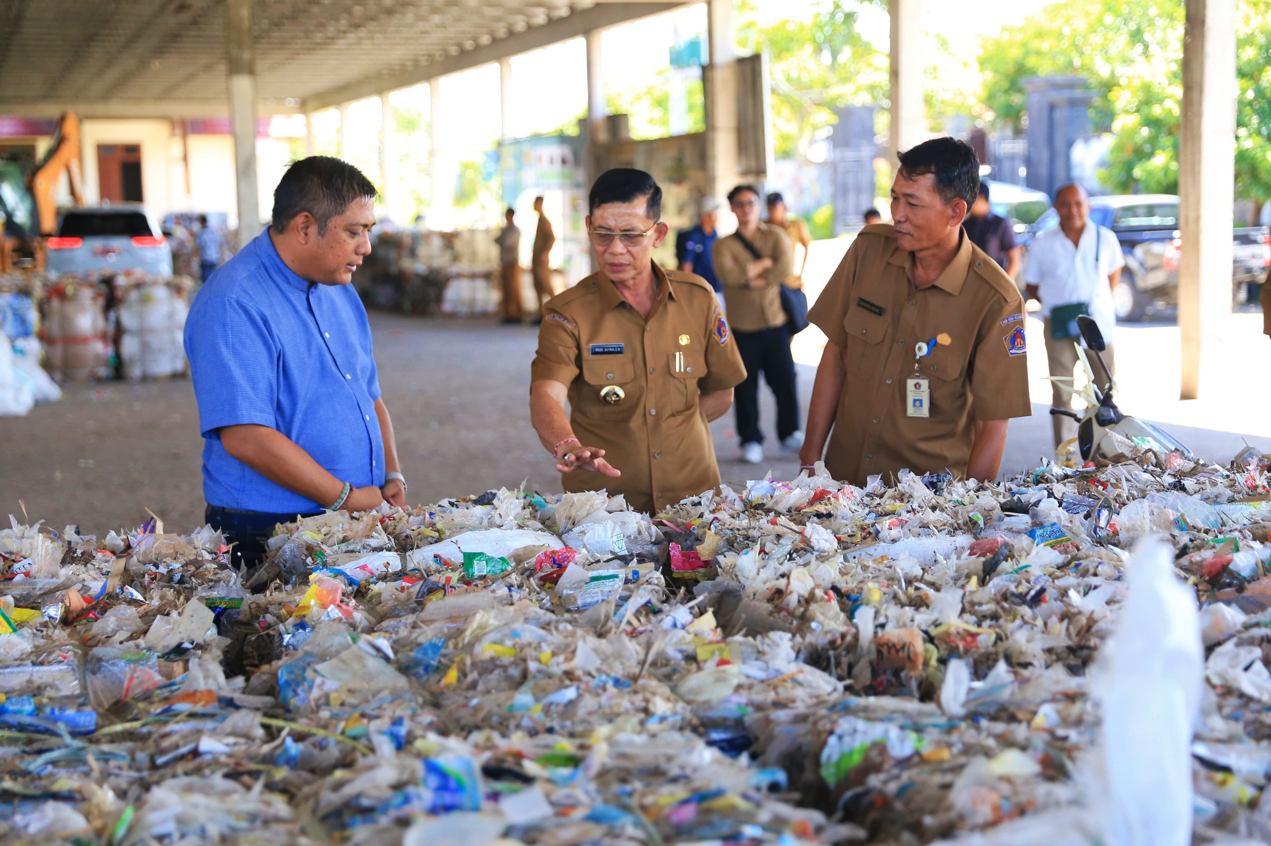Bupati Satria Tinjau Proses Pemilahan Sampah Anorganik Jadi RDF