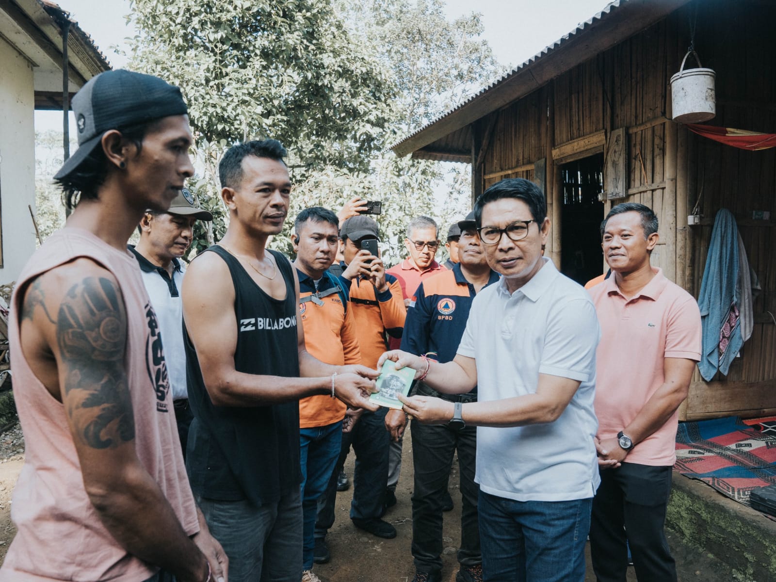 Bupati Adi Arnawa Serahkan Bantuan Bencana di Desa Munduk Damping