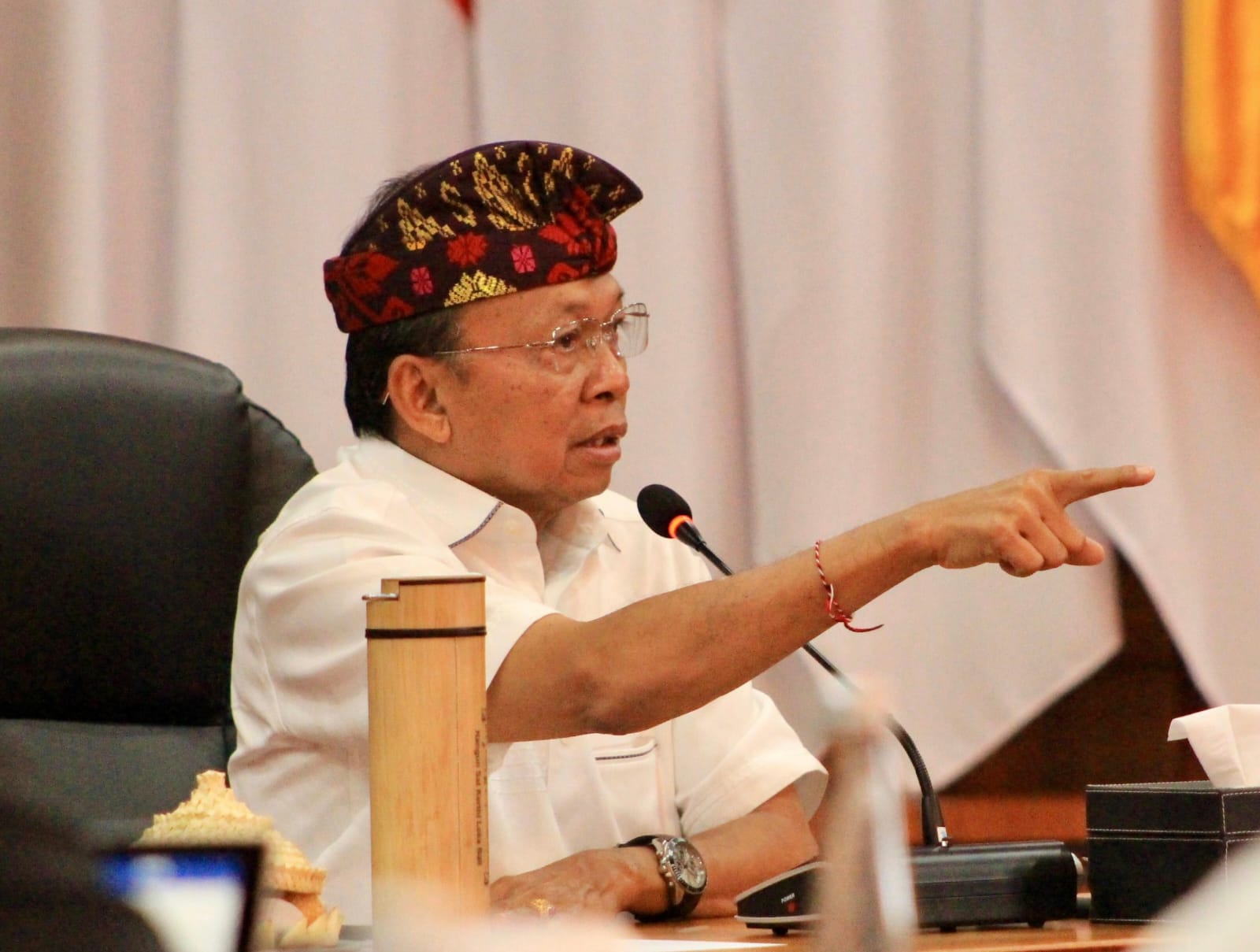 Kumpulkan Produsen, Gubernur Koster Minta Stop Produksi AMDK Plastik Dibawah 1 Liter