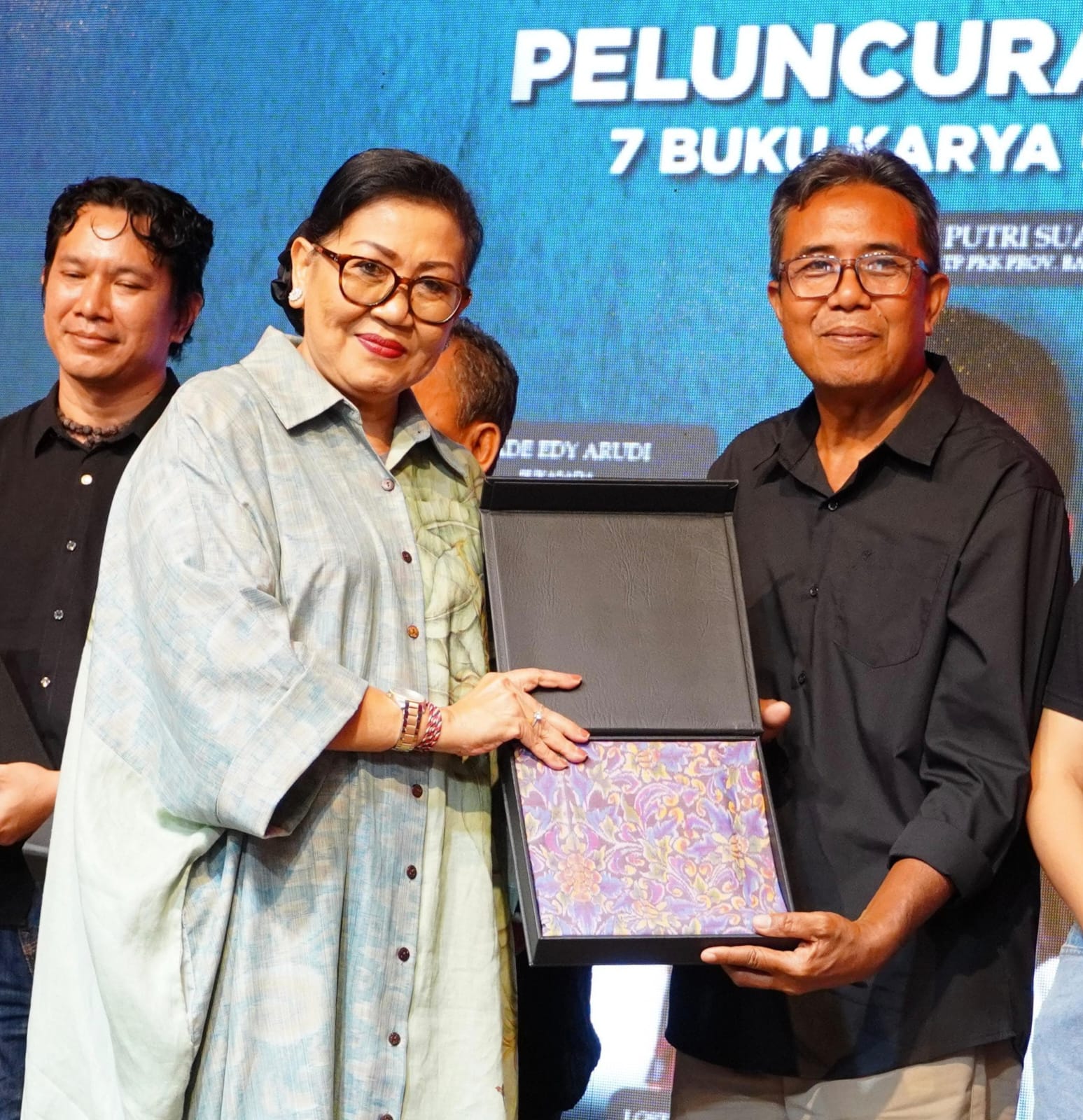 Tingkatkan Gairah Penggiat Sastra, Putri Koster Fasilitasi Peluncuran Tujuh Buku Karya 9 Penulis