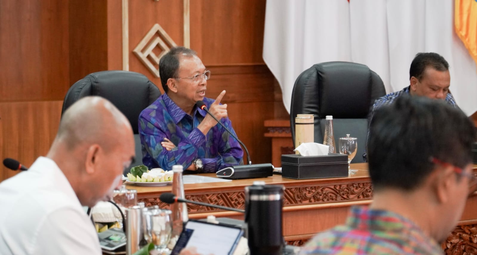 Demi Krama Bali, Gubernur Koster Gercep Pimpin Rapat Darurat dengan PLN, Listrik Bali 100 Persen Kembali Pulih
