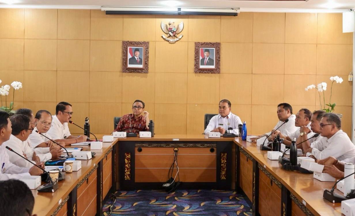 Walikota Jaya Negara-Forum Perbekel/Lurah Rapat Koordinasi Bahas Pembangunan TPS3R dan Koperasi Merah Putih