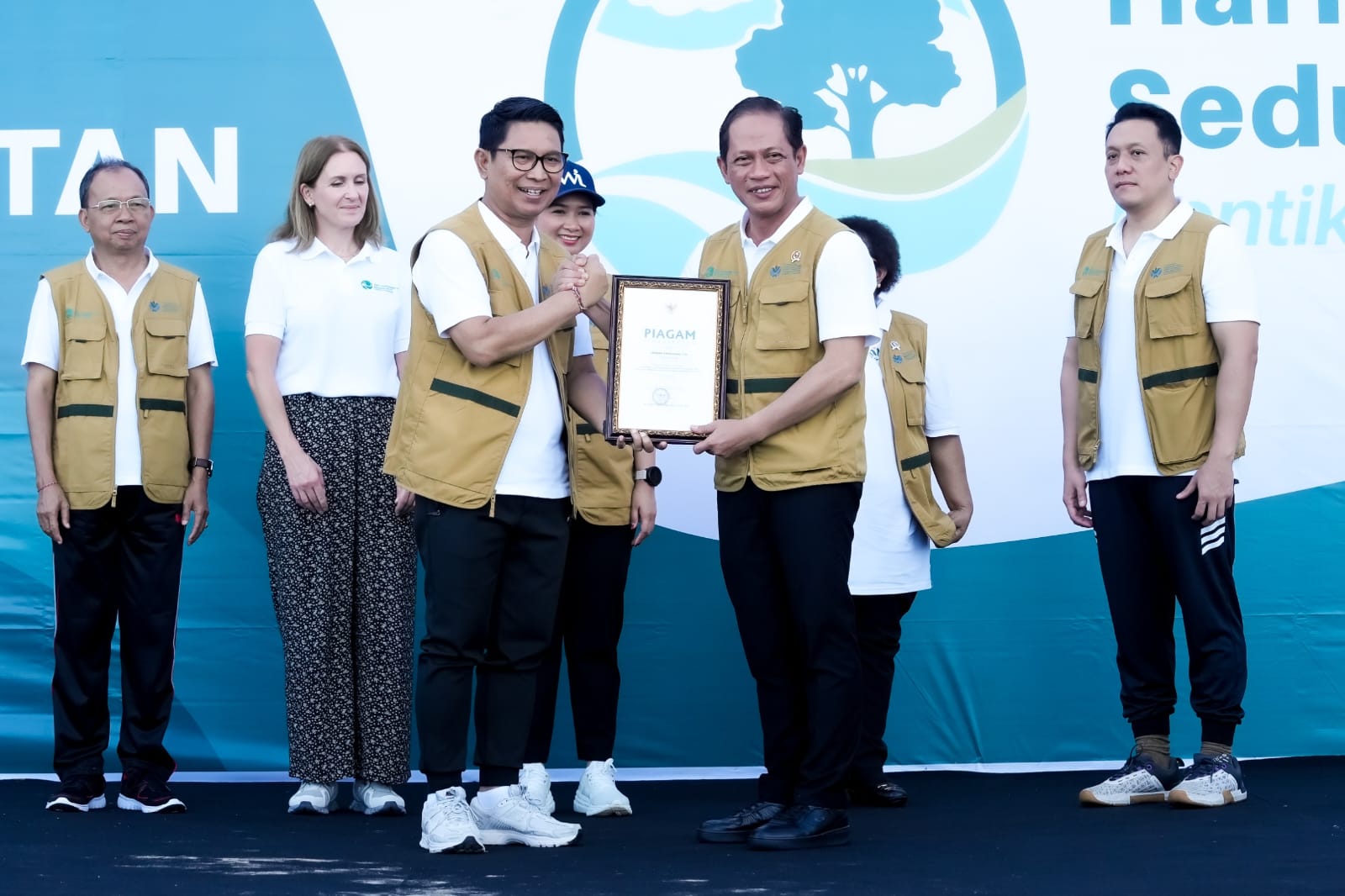 Peringatan Hari Lingkungan Hidup Sedunia, Bupati Badung Bersama menteri LH/BPLH Bersih-bersih Pantai