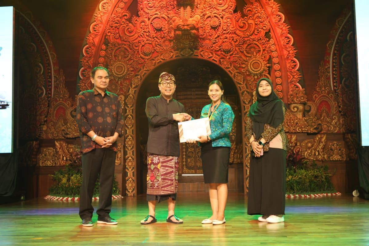 Tutup Festival Lingkungan Hidup, Wawali Kota Arya Wibawa Serahkan Penghargaan Kepada Pelaku dan Penggiat Lingkungan