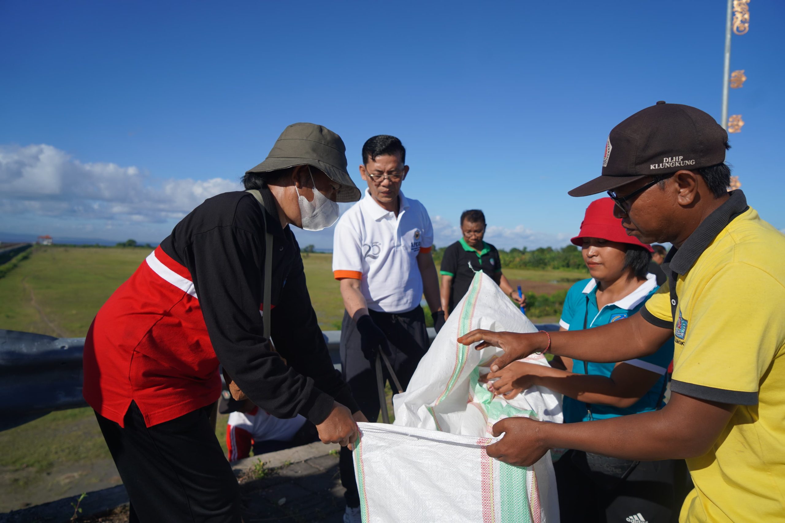 Aksi Bersih Sampah Plastik, Bupati Satria Himbau Pengunjung PKB Jaga Kebersihan