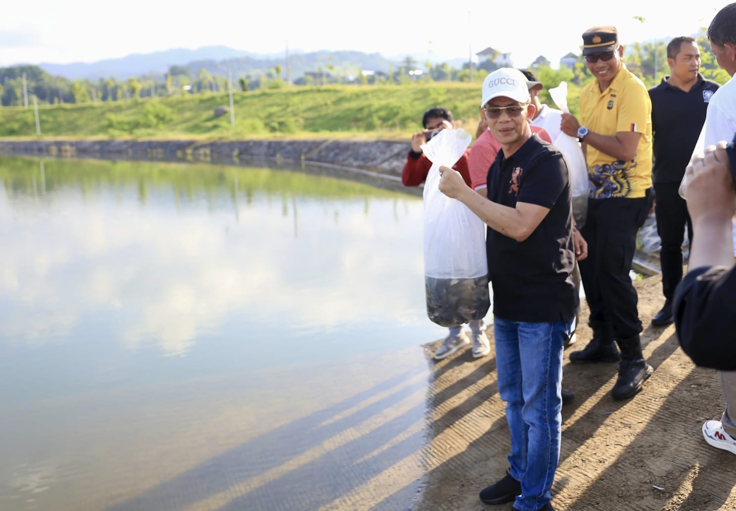 Peringati Bulan Bung Karno Ke-VII, Bupati Satria Tebar 4.000 Ekor Bibit Ikan di Embung Tukad Unda