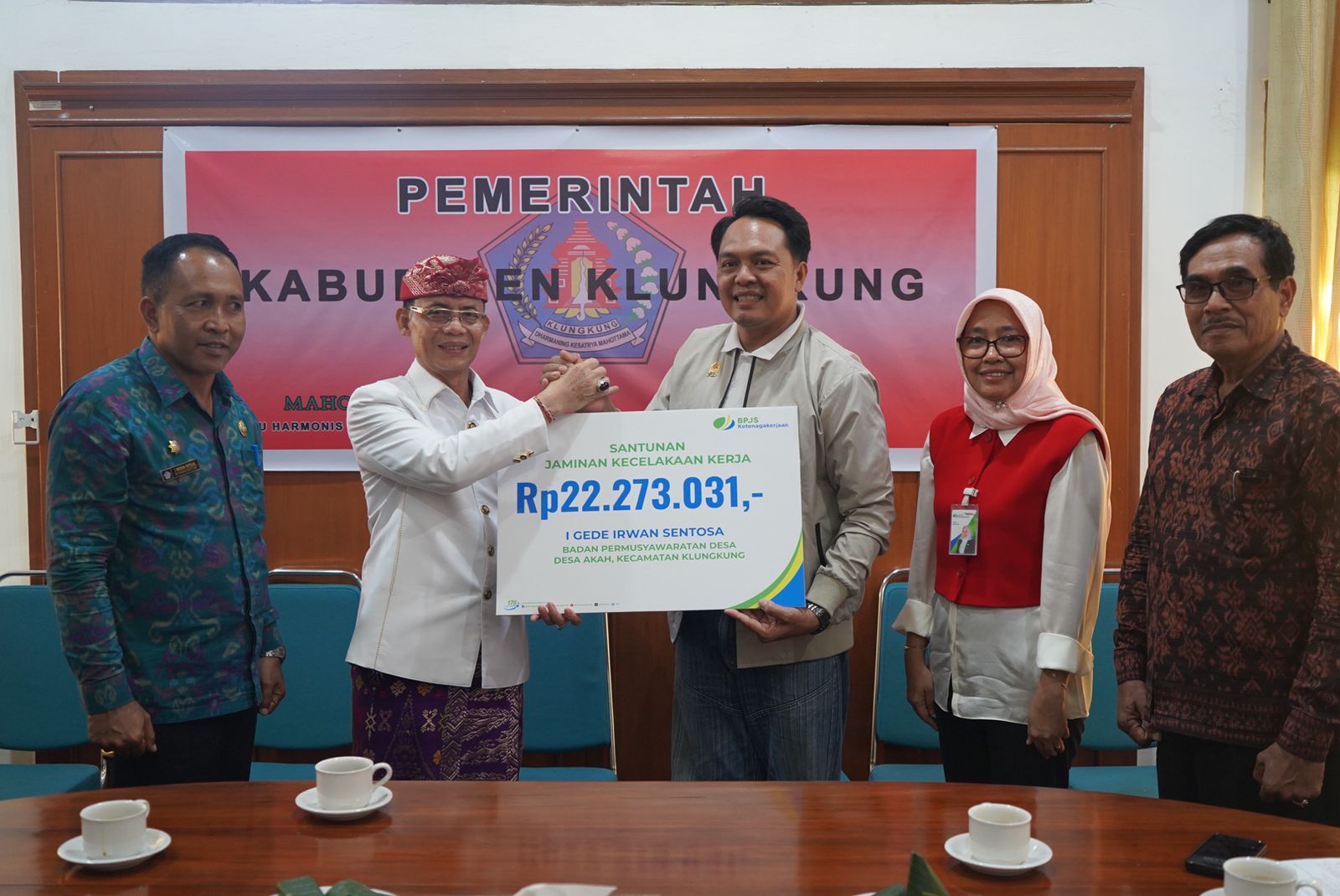 Bupati Satria Serahkan Santunan BPJS Ketenagakerjaan ke Ahli Waris