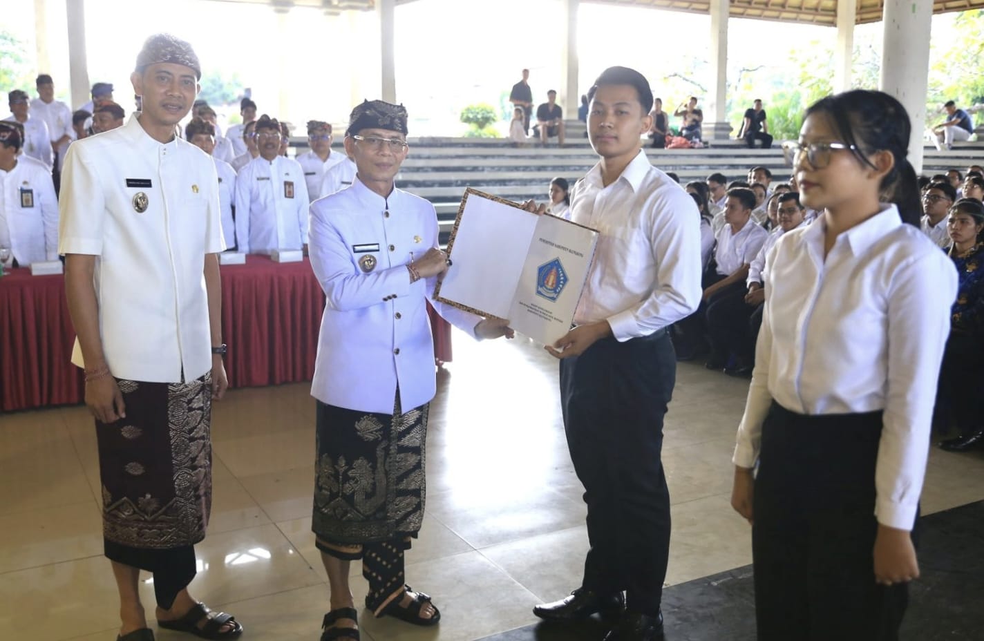 Bupati Satria Serahkan SK CPNS dan Pengambilan Sumpah PNS Sekolah Kedinasan