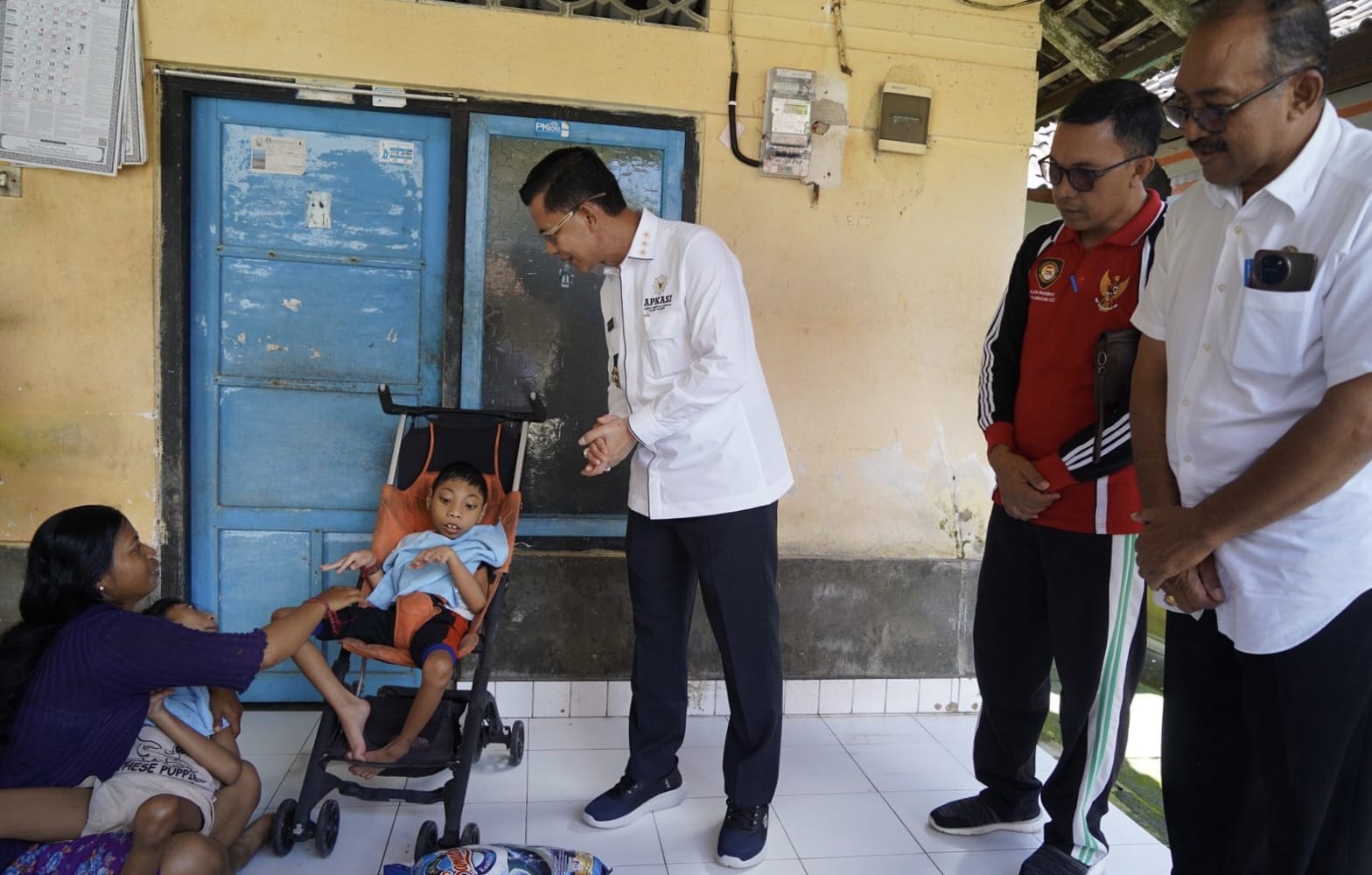 Bupati Satria Serahkan Bantuan Sembako Kepada Penyandang Disabilitas