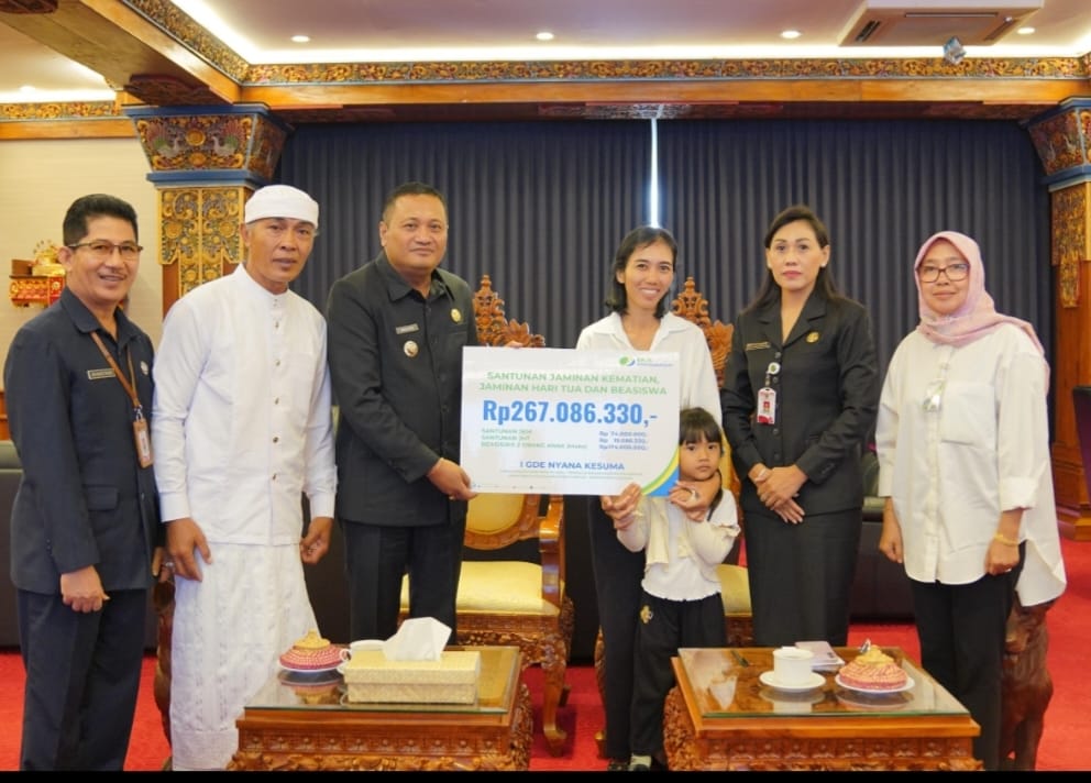 Bupati Mahayatra Serahkan Santunan Manfaat BPJS Ketenagakerjaan