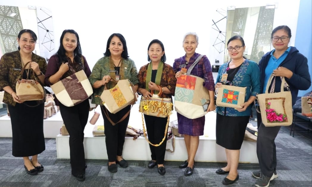 Pelatihan Buat Tas Ditutup, Dekranasda Denpasar Dorong Kreativitas Perempuan dan Dukung Industri Kerajinan