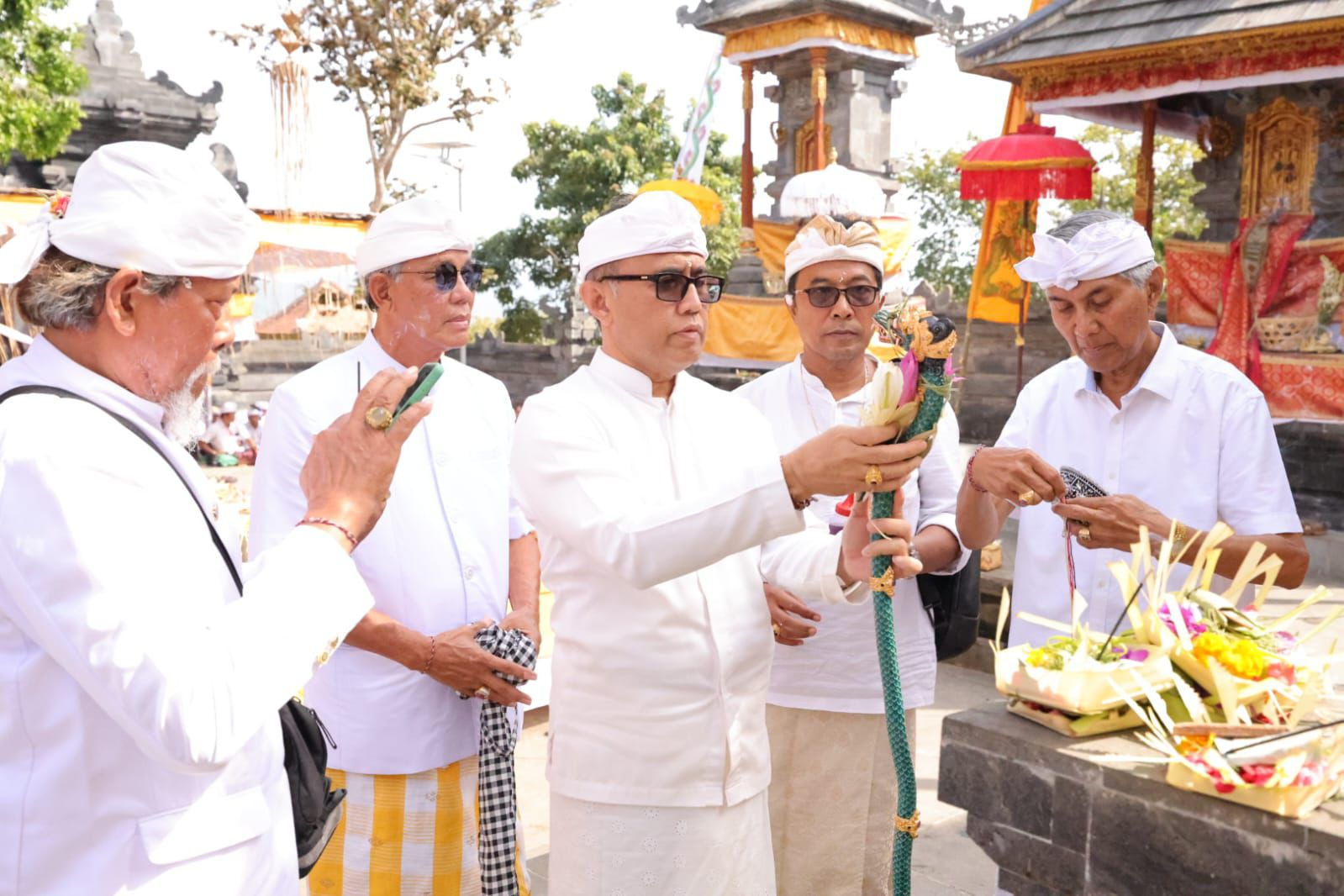 Walikota Jaya Negara Hadiri Panyineban Pujawali Pura Dankahhyangan Payogan Agung lan Pura Beji Segara Rupek