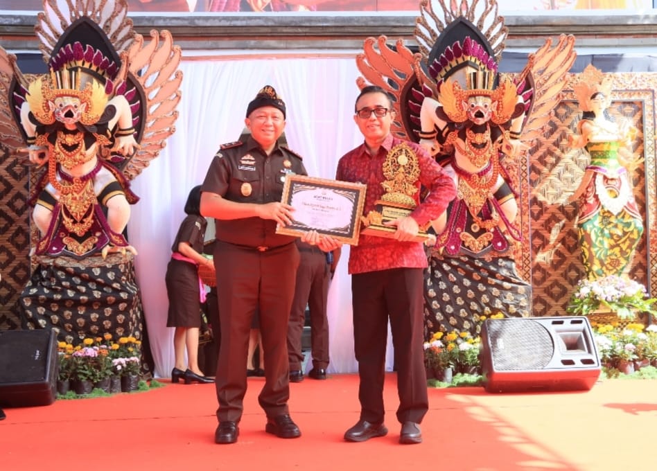 Jadi Pelopor Umah Restorative Justice di Tingkat Desa dan Desa Adat, Walikota Jaya Negara Terima Penghargaan dari Kejati Bali
