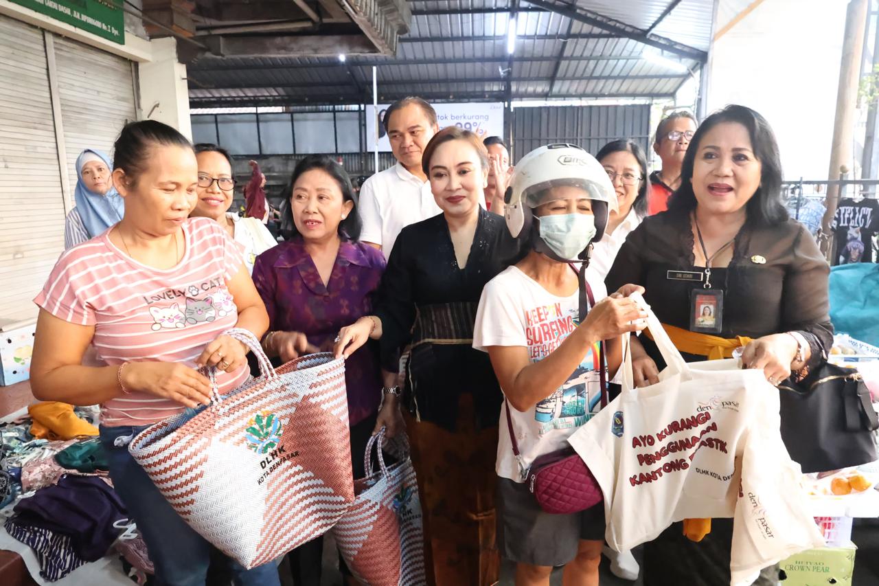Dukung Program Pengurangan Sampah Plastik, Pemkot Denpasar Bagikan 300 Tas Belanja Kepada Masyarakat di Pasar Sanglah