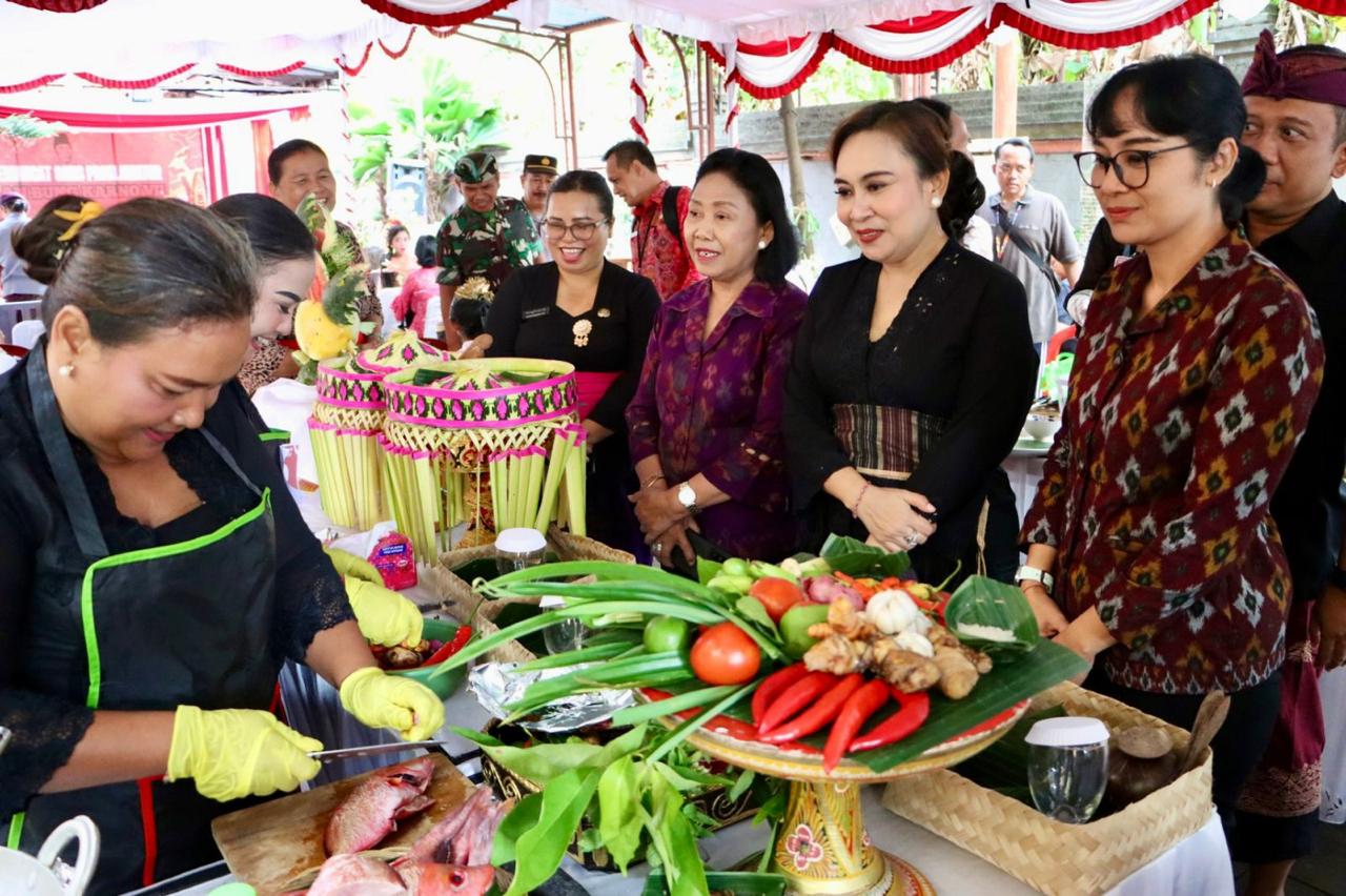 Peringati Bulan Bung Karo, Ny. Ayu Kristi Buka Lomba Masak Olahan Ikan di Denpasar Selatan