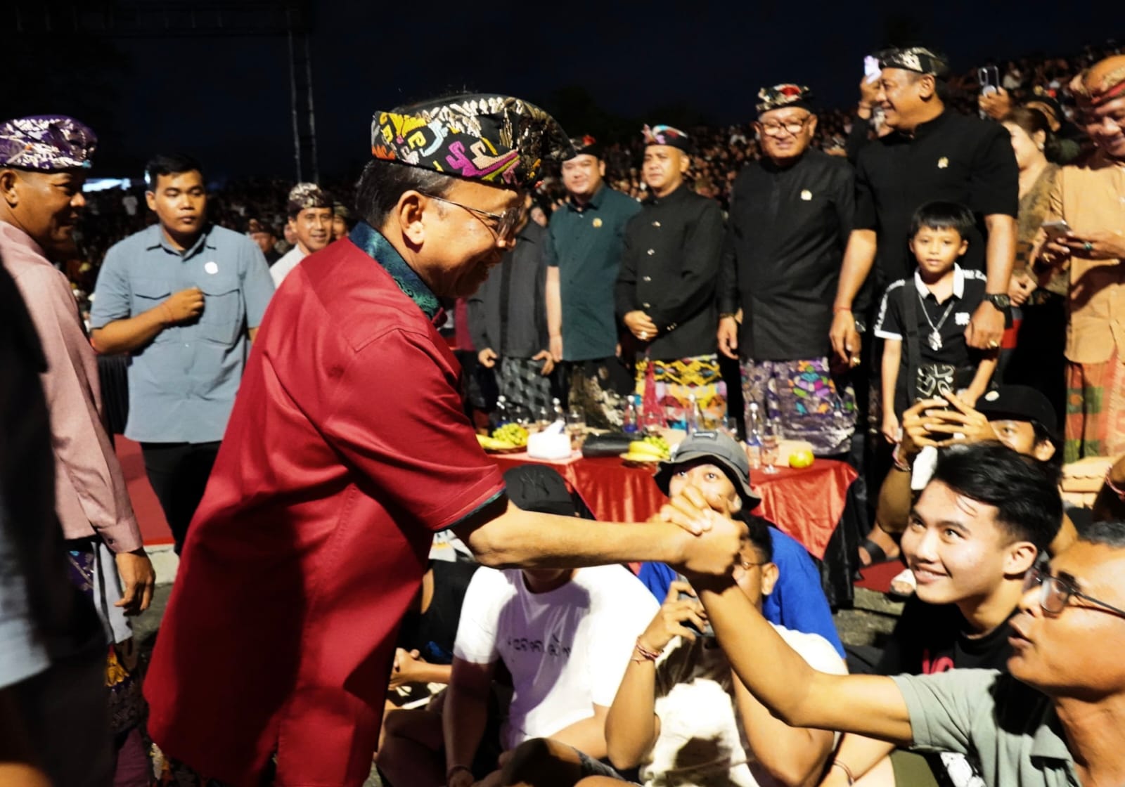 Gubernur Koster Disambut Riuh Penonton PKB Saat Lomba Baleganjur, Antusias Layani Krama Bali Minta Foto