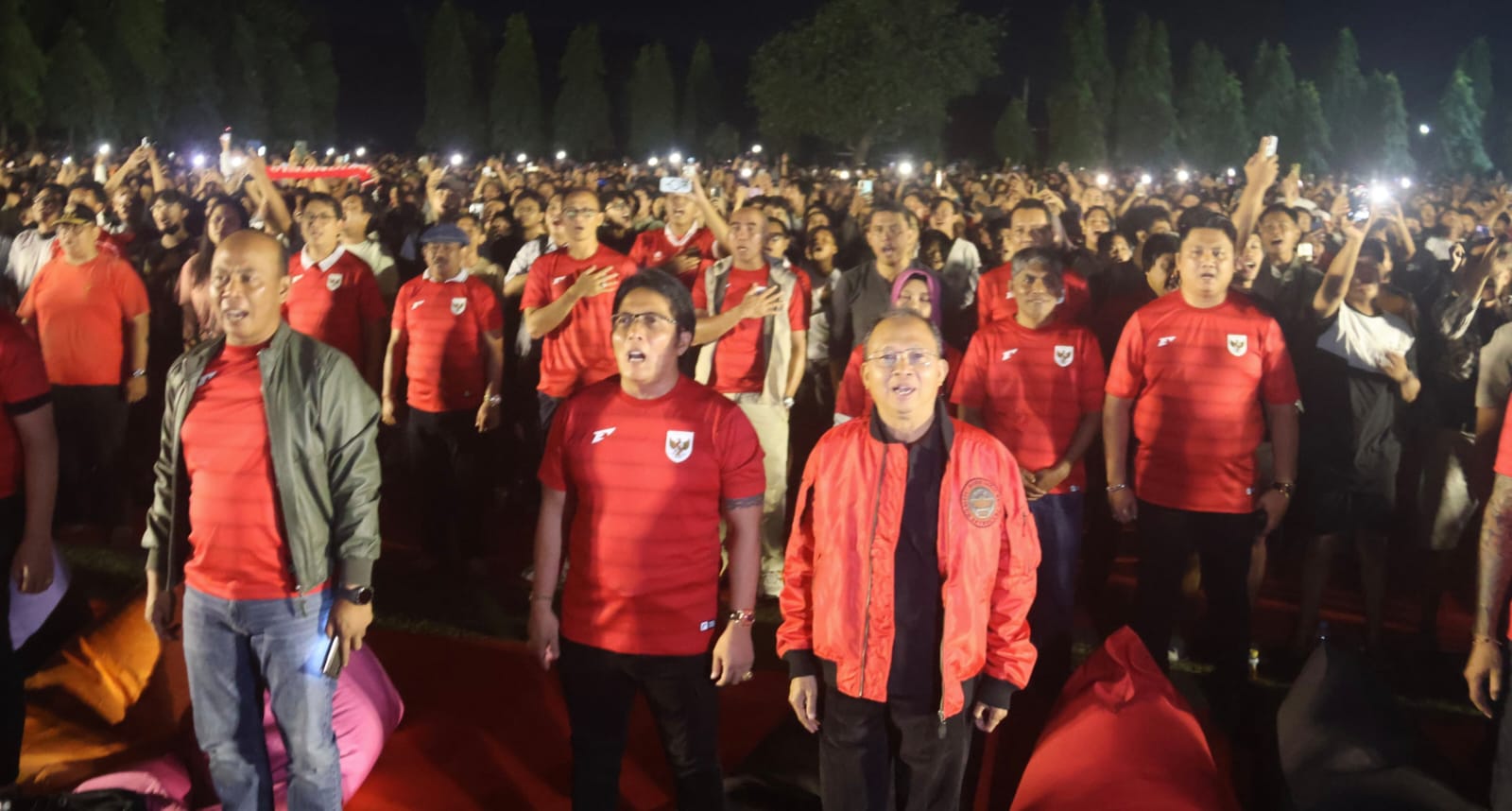 Gubernur Koster dan Wagub Giri Prasta Bersama Ribuan Krama Bali Nobar Timnas Indonesia vs China di Lapangan Bajra Sandhi