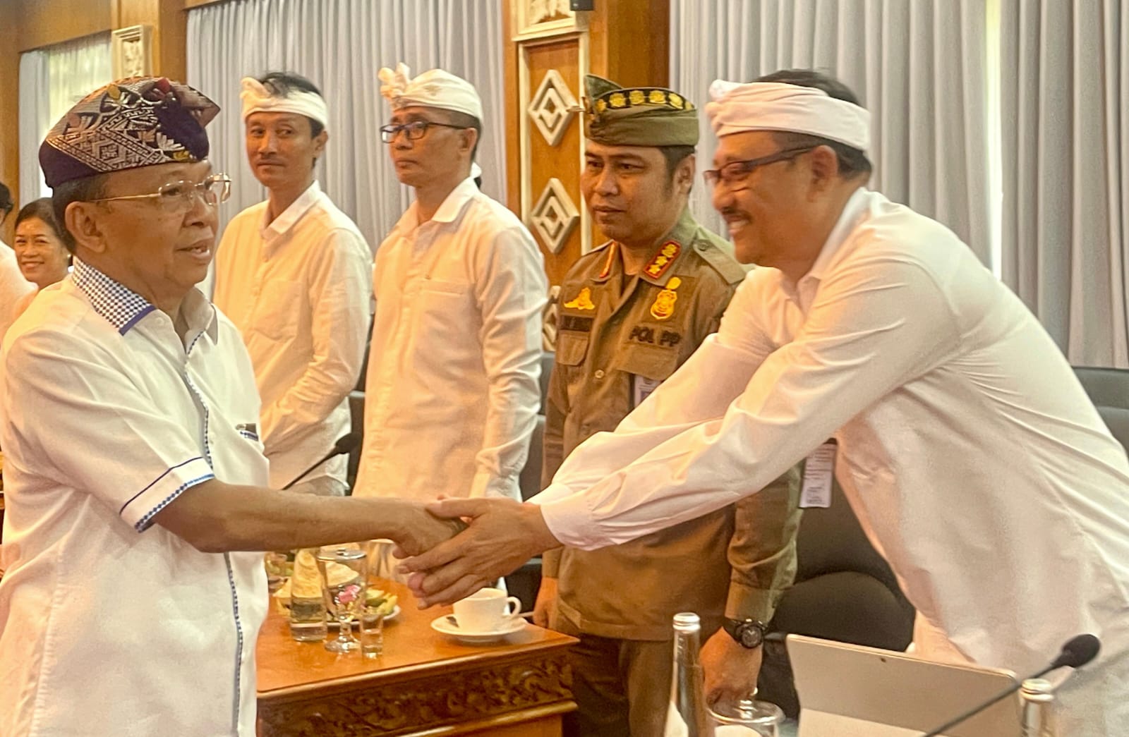 Gubernur Koster Intruksikan Semua Stakeholder Tertibkan dan Tindak Tegas Penggunaan Tas Kresek di Pasar Tradisional