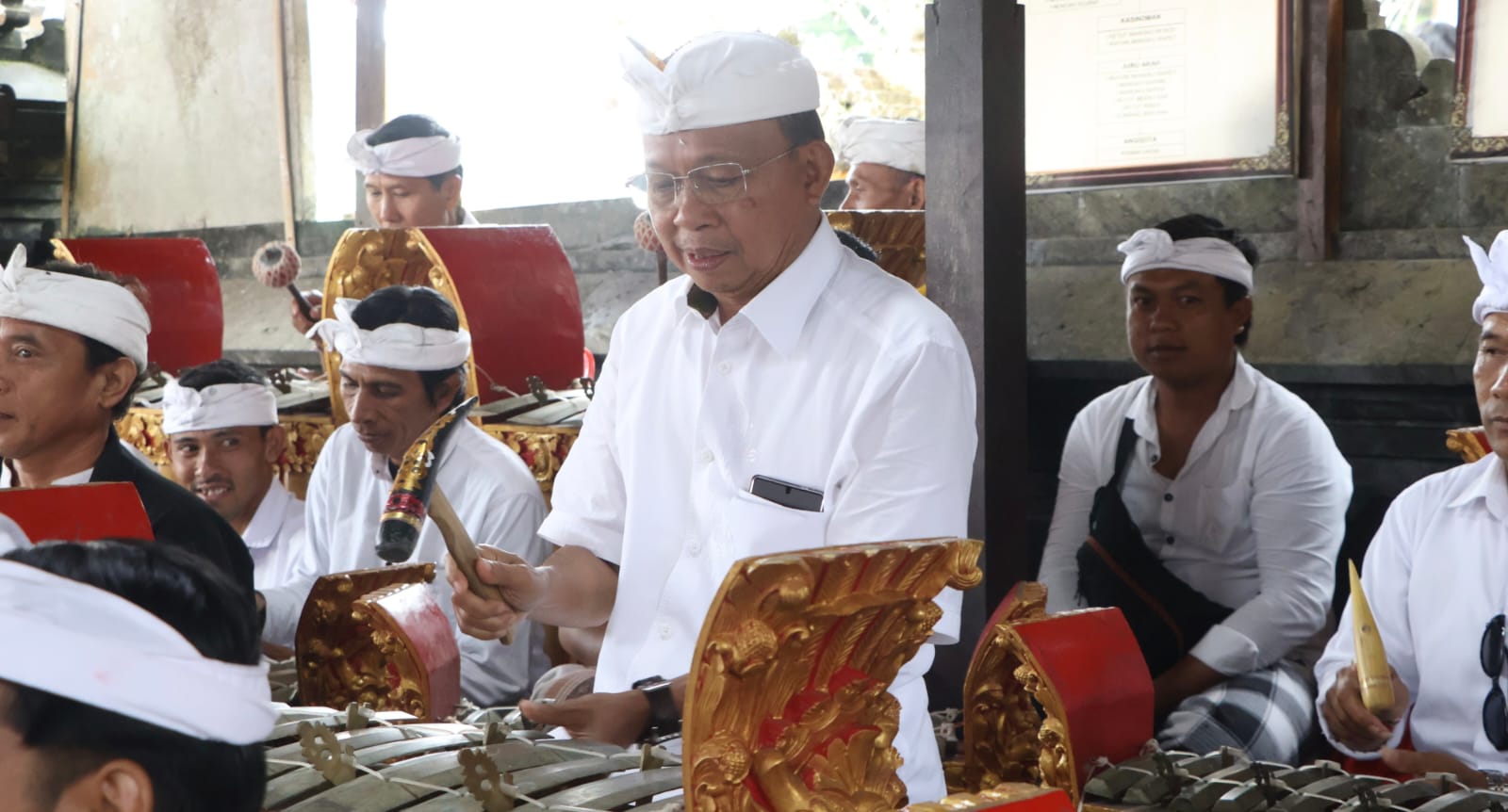 Gubernur Koster Ngayah Mainkan Gamelan di Pura Besakih Tepat Perayaan Tumpek Krulut